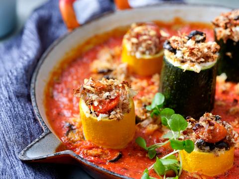 Gevulde courgette met tonijn in sausje van geroosterde paprika’s