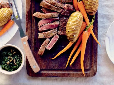 Entrecote met wortelen, hasselbackaardappelen en groene salsa