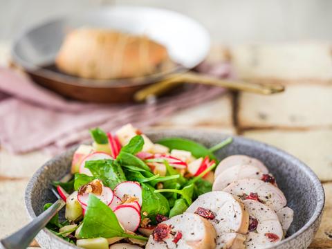 Gevulde kipfilet met geitenkaas, gedroogde veenbessen en een spinazie-appelslaatje