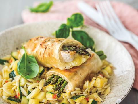 Kipfilet in een filojasje met groene asperges en brie