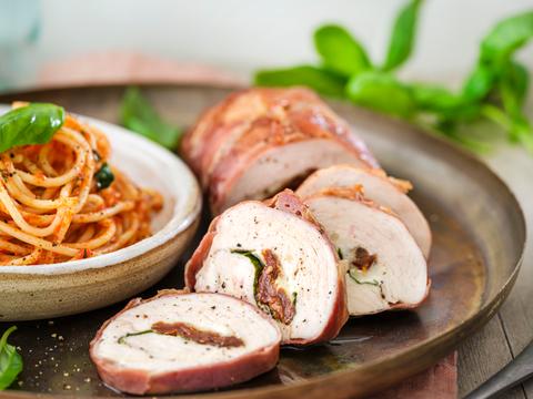 Kipfilet omwikkeld met prosciutto en gevuld met mozzarella en zongedroogde tomaatjes
