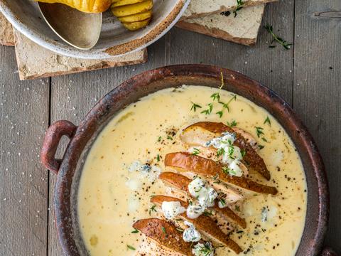 Gevulde kipfilet met peer, gorgonzolasaus en hasselbackaardappelen