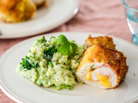 Kip cordon bleu met broccolipuree