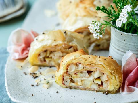 Hartige appel-pastinaakstrudel met ham en mosterdkaas
