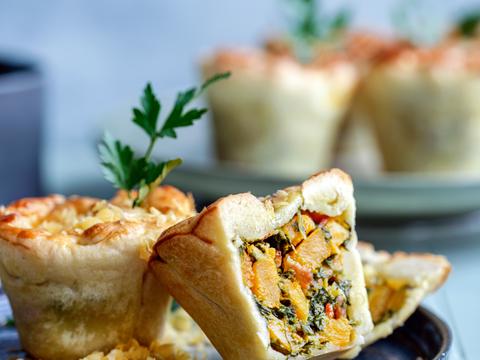 Mini-pies met spek, pompoen en spinazie