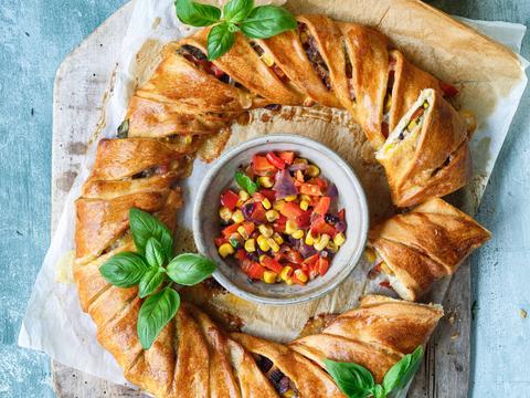 Pizzakrans met paprika, maïs en fontinakaas