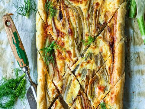 Taart met gekaramelliseerde venkel en warmgerookte zalm