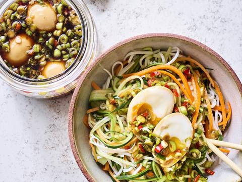 Koreaanse noedelsalade met gemarineerde eieren