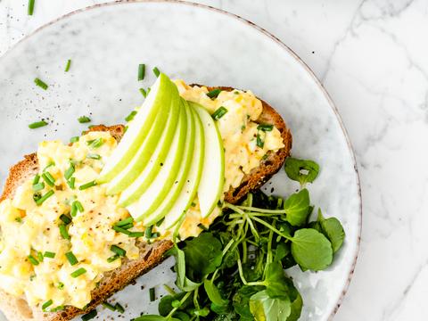Boerenboterham met eiersalade en appel