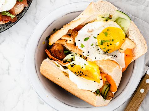 Vietnamese clubsandwich met spiegeleitjes