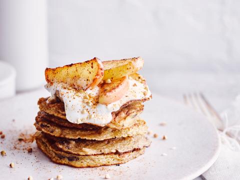 Bananenpancakes met appel, boekweit en cayennepeper