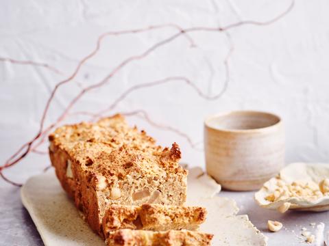Ontbijtcake van hazelnootmeel, yoghurt en peer