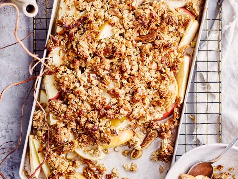 Ontbijtcrumble van appel en gedroogd fruit