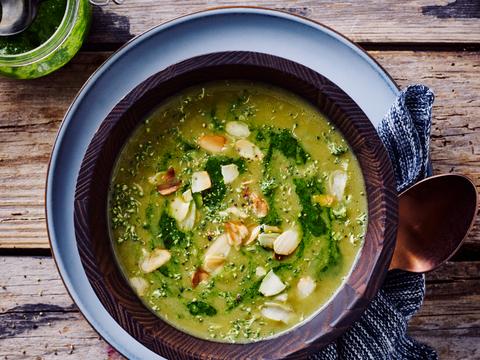 Broccolisoep met amandel-peterseliepesto