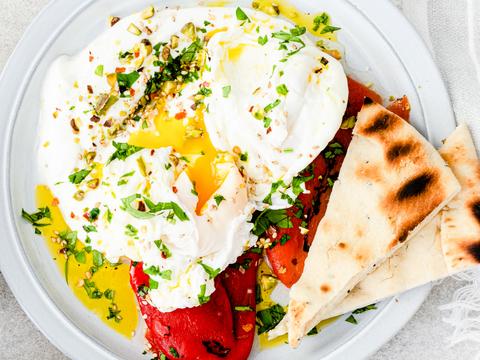 Turkse eieren met labneh, chiliolie en platbrood