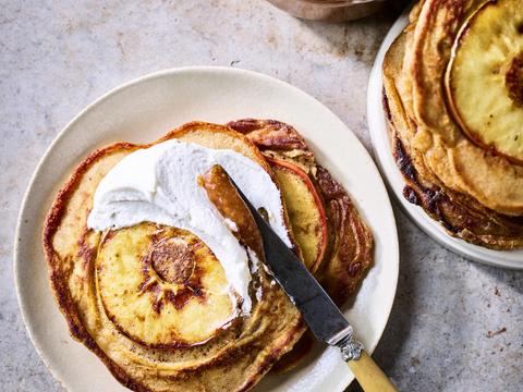 American pancakes met appeltjes en vanilleroom