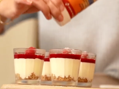 Cheesecake in een glaasje met frambozencoulis