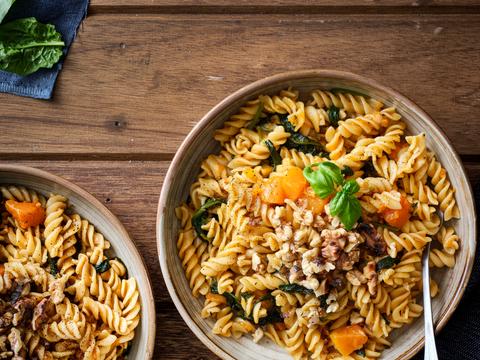 One pot spirelli met pompoen, spirelli en walnoten
