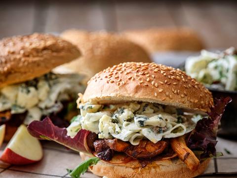 Burger met BBQ-paddenstoelen en knolselderremoulade