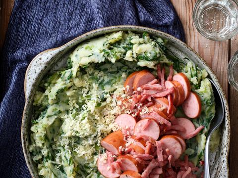 Andijviepuree met spekjes, rookworst en oude kaas