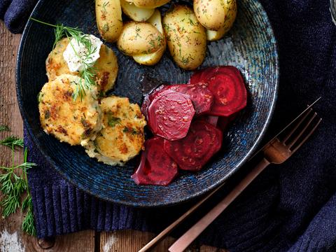 Viskoekjes met dillepatatjes en rodebietcarpaccio