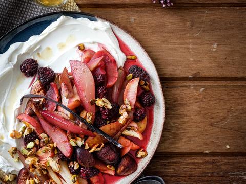 Zoete labneh met ovengebakken herfstfruit