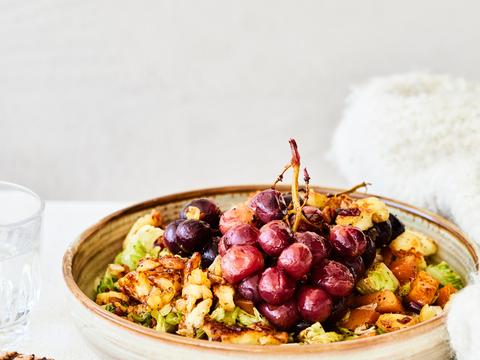 Salade met geroosterde druiven en geraspte halloumi