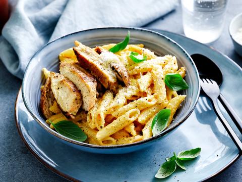 Penne Alfredo met pompoensaus en kip