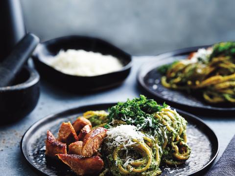 Volkorenpasta met romige parmezaansaus en chipolata