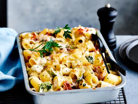 Pasta uit de oven met pastinaak-bloemkoolbechamel en rauwe ham
