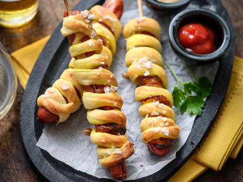 Hotdogpretzels op een stokje