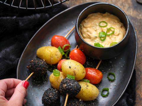 Driekleurenspiesjes met pikante mayonaise