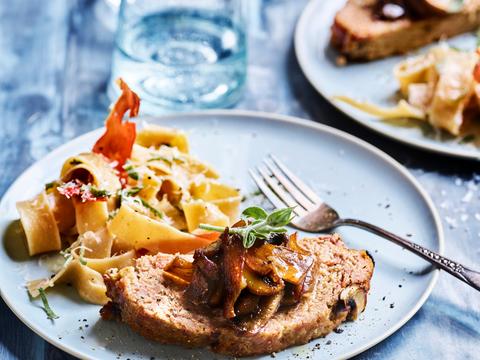 Gehaktbrood met champignons, pappardelle en salieboter