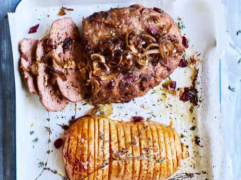 Gehaktbrood met veenbessen en walnoten, amandelkroketten en hasselbackpompoen