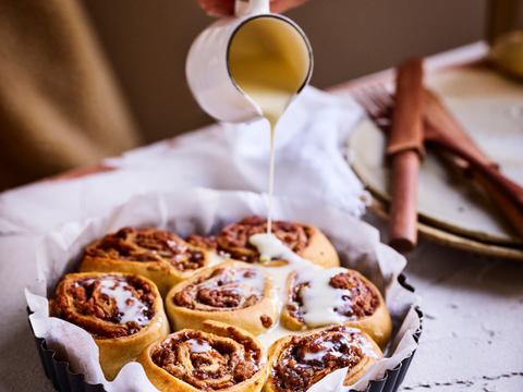 Snelle kaneelrolletjes met marsepeinvulling