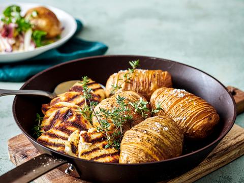 Hasselbackaardappelen met gegrilde halloumi en een wintersalade