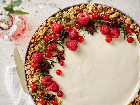 No bake wittechocoladetaart met havermout en besjes