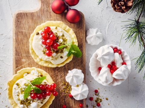 Citroentaartjes met meringue en pistaches