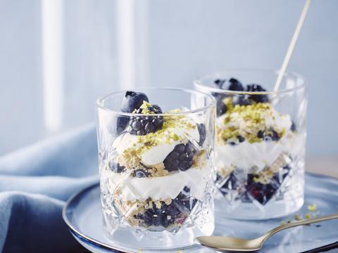 Eton mess met blauwe bessen en bramen