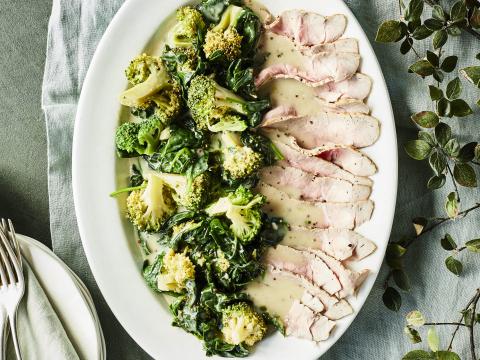 Kalfsgebraad met broccoli en spinazie in romige mosterdsaus