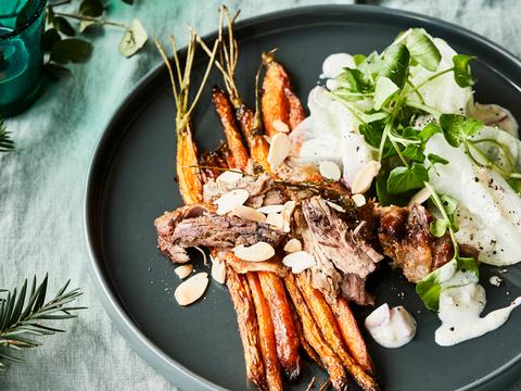 Slow roast lamsbout met pittige yoghurtmarinade, gelakte wortelen en koolrabisalade