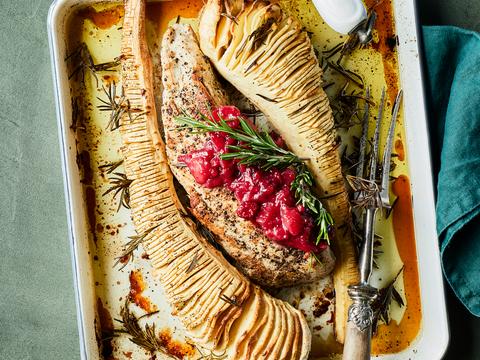 Varkenshaasje met pastinaakhasselback en appel-veenbessensaus