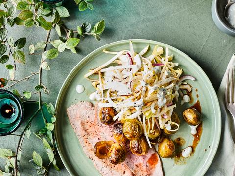 Rosbief met pittige geroosterde spruitjes en salade van witloof en peer