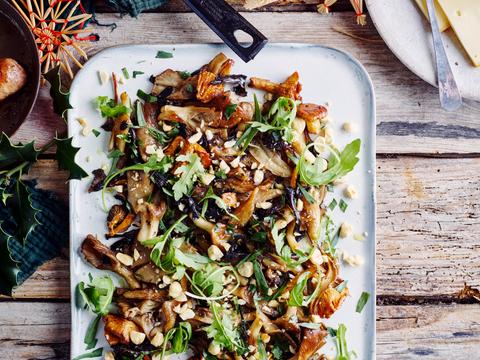Gebakken paddenstoelen met dragon, hazelnoten en rucola