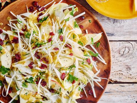 Knolselder-witloofsalade met appel en veenbessen