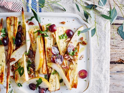 Salade van geroosterde pastinaak, druiven en pecannoten