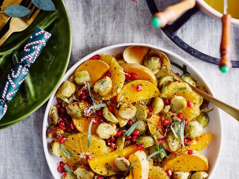 Spruitjessalade met pompoen, sinaasappel en granaatappel