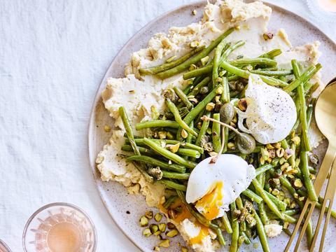 Wittebonenpuree met prinsessenboontjes en een gepocheerd ei