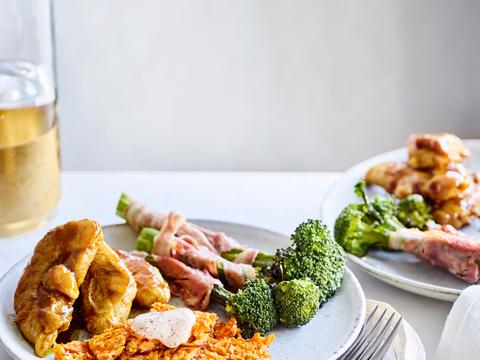 Gekaramelliseerde kalkoenfilet met rösti van zoete aardappel en bimirolletjes