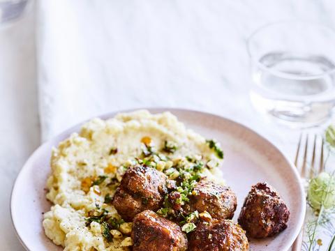 Parmezaan-gehaktballetjes met aardpeerpuree en hazelnootcrumble